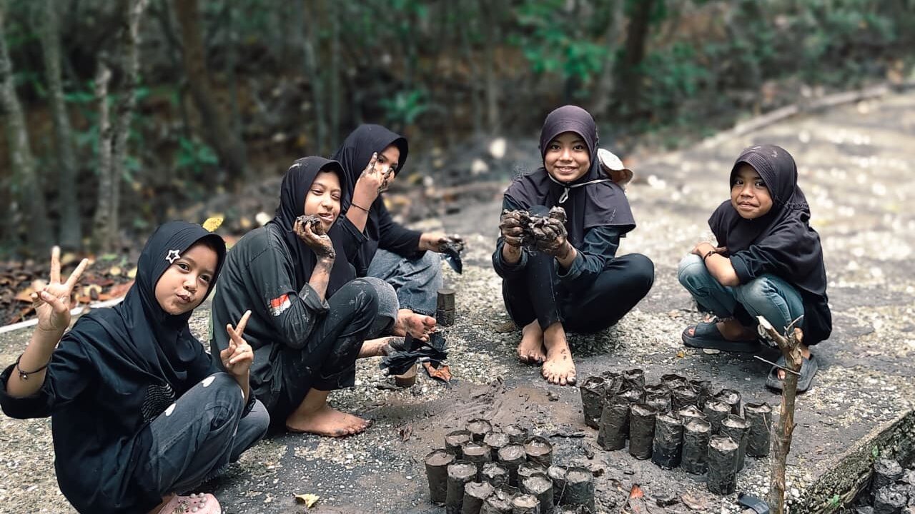 Sekolah Alam MSB Ajak Generasi Muda Belajar Konservasi Mangrove di Siak